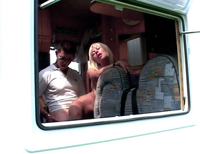 Baise dans un camping-car avec une passagre sexy 10