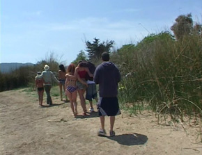 Une orgie sur la plage 5