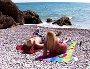 Salope silicone abuse sur la plage 20