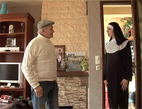 Un papy et son acolyte dvergondent une femme en uniforme 1