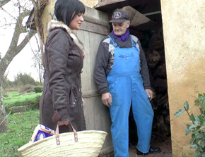 Papy frappe encore et baise une chaudasse devant son mec ! 1