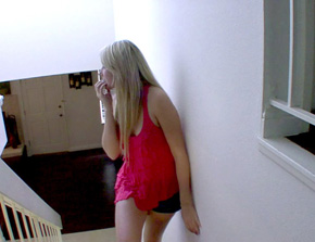 La colocataire blonde est une nymphomane  la croupe humide 2