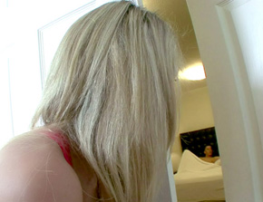 La colocataire blonde est une nymphomane  la croupe humide 3