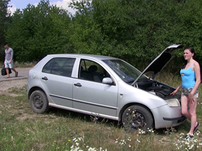 Jeune fille en panne de voiture fait la vidange d'un gars de passage 1